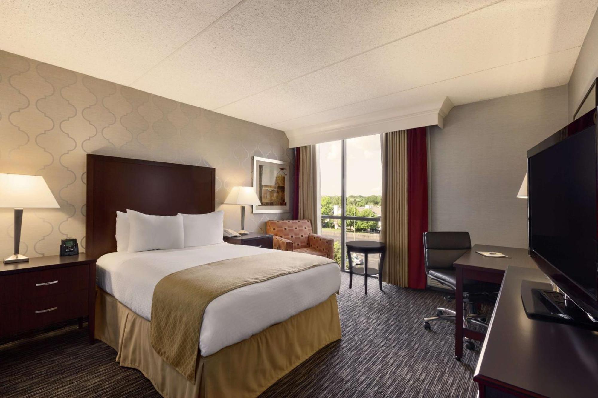 Doubletree By Hilton Dearborn Hotel Exterior photo