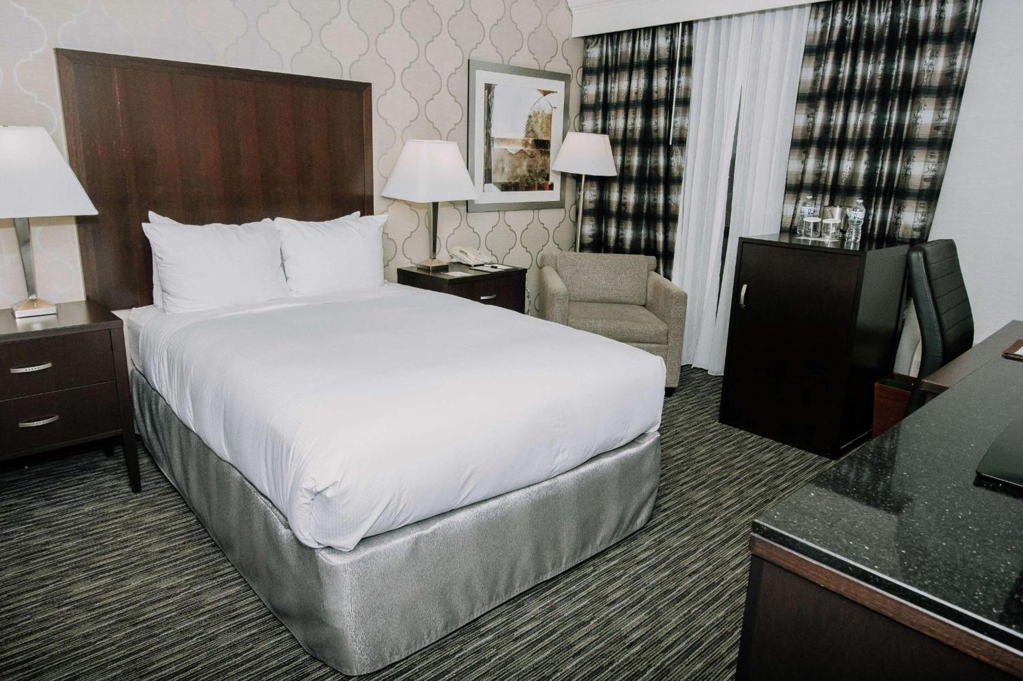 Doubletree By Hilton Dearborn Hotel Exterior photo